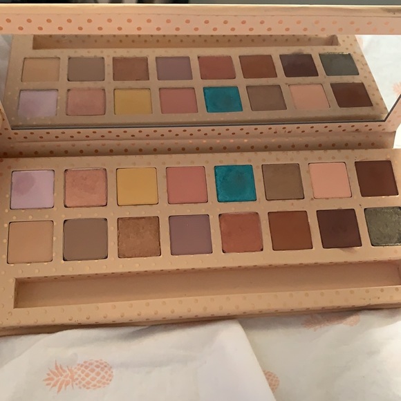 Kylie Cosmetics Take Me on Vacation Palette - Picture 3 of 3
